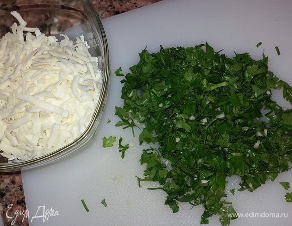 Параллельно рубим петрушку и натираем сыр на крупной терке.