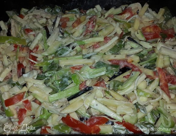 Достаем овощи, перемешиваем и переставляем на верхний уровень духовки. Запекаем примерно 20-25 минут, периодически помешивая.