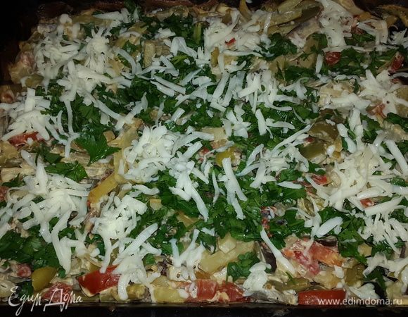 В очередной раз достав и перемешав овощи, посыпаем их петрушкой и тертым сыром. Снова отправляем противень в духовку запекаться до румяной корочки.