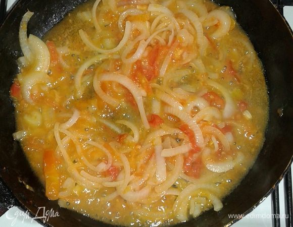 Помидоры и лук порезать. Обжарить на растительном масле в течение 5-7 минут.