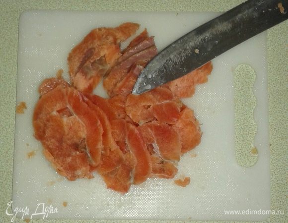 Филе рыбы порезать на тонкие небольшие кусочки. Добавить  к овощам. Посолить, поперчить и обжарить до готовности.