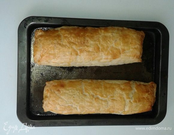 Поставить рулеты в духовку и выпекать до золотистой корочки.