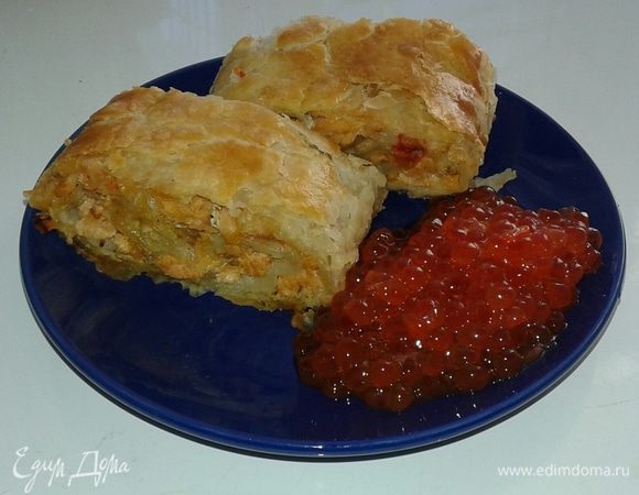  Рулет получается сочным за счет помидор. Приятного аппетита! Пример подачи готового блюда на фото.