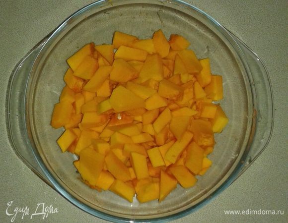 Тыкву разрезать пополам, очистить от семечек и кожуры. Нарезать небольшими кубиками.