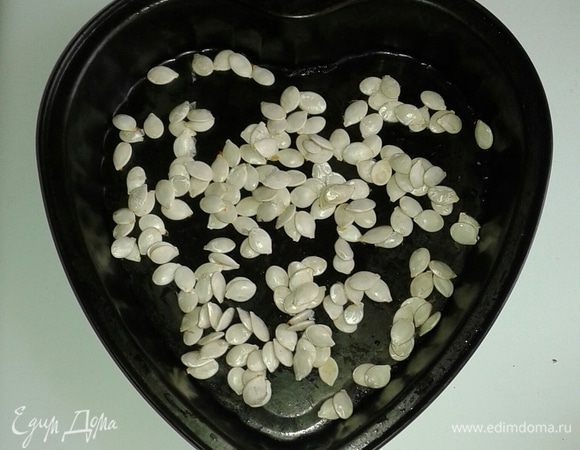 Когда они немного обсохнут, выкладываем в противень и ставим в духовку для полного высушивания, периодически помешивая. Я определила, что семечки готовы, когда они начали "стрелять". Также семечки можно сушить на сковороде или в микроволновке (мешать каждые 1-2 минуты).