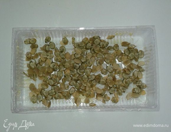 Семечки остудить и очистить от кожуры. Высыпать в форму для рахат-лукума, предварительно смазанную маслом (любым) или покрытую пищевой пленкой.