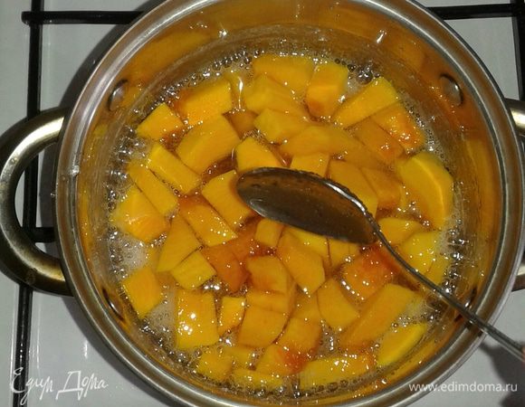 Затем добавляем к сахарному сиропу тыкву и варим ее до готовности.