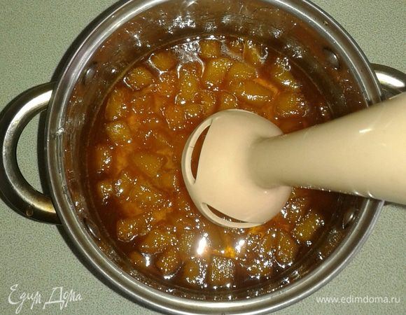 Когда тыква станет мягкой, снимаем ее с огня, даем немного остыть и с помощью блендера доводим массу до однородного состояния. Ставим снова на огонь.