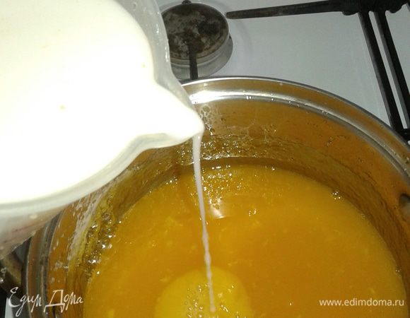 Когда тыквенный сироп начнет закипать, вливаем тонкой струйкой в него крахмал, Тщательно вымешиваем, чтобы не образовались комочки. Если они все-таки образовались, опять нам поможет блендер!