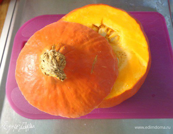 Вымойте тыкву и срежьте верхушку.

Я использовала тыкву сорта Хоккайдо, весои примерно в 2 кг.