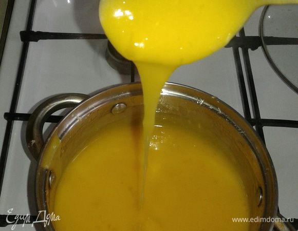 Тщательно вымешивая массу, варим на медленном огне до большего загустения, постоянно помешивая. Снять с огня.