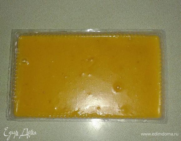 Дать остыть и заливаем в заранее приготовленную форму. Если форма не пластиковая, можете залить и горячую массу. Убираем в холодильник для застывания.