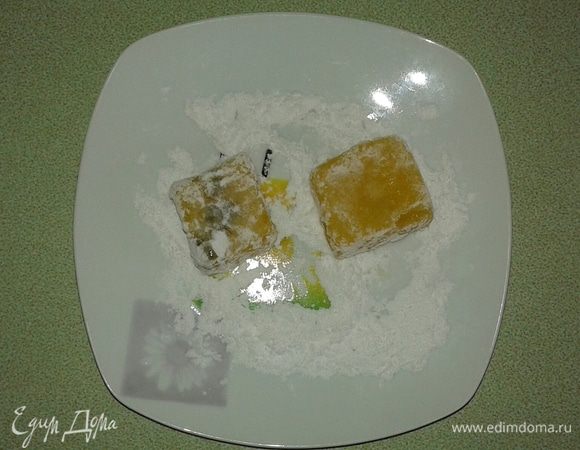 Когда рахат-лукум застынет, переворачиваем форму, разрезаем на небольшие квадратики и обваливаем их в смеси сахарной пудры и крахмала. Просто сахарная пудра может быстро впитаться.