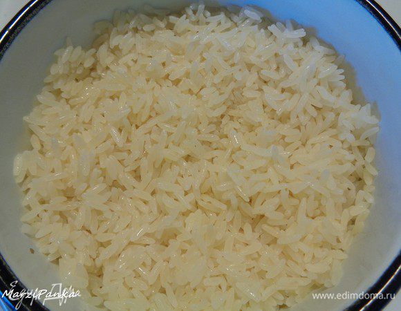 Сварите рис до полуготовности.

Для этого вначале промываем рис под холодной проточной водой.
Когда вода закипит (на полстакана риса берем полстакана воды), добавляем соль и высыпаем рис в кастрюлю.

