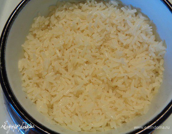 Добавляем уксус и оливковое масло. Перемешиваем и варим до почти полного выкипания воды. Отставляем и даем дойти под крышкой.

Рис получается рассыпчатым и очень вкусным.