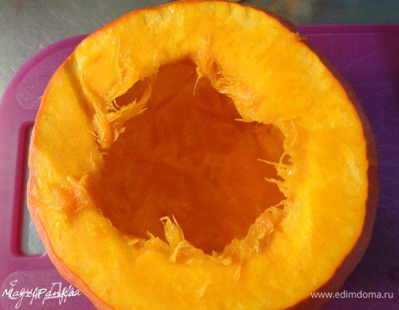 Ложкой вычищаем тыкву от семян.