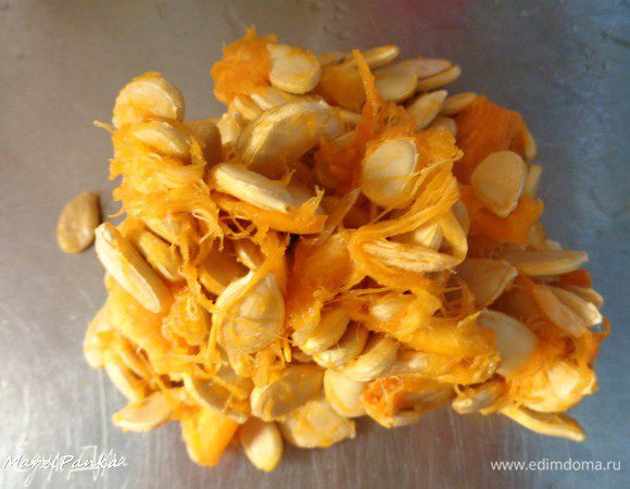 В ней довольно много мякоти и семян. Семена крупные. Их можно подсушить и оставить для салатов, украшения блюд. А можно и посадить! :)