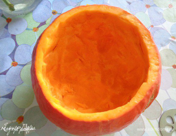 Аккуратно ножом срезаем стенки у тыквы, оставив при этом их достаточно толстыми. Нам нужно, чтобы наша будущая каша томилась в ней.

Нарежем тыкву кубиками.