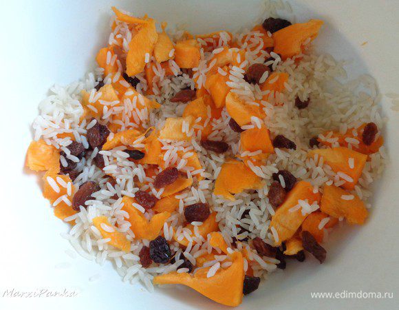 В отдельной миске подготавливаем начинку.

Смешаем отваренный до полуготовности рис, тыкву и изюм.