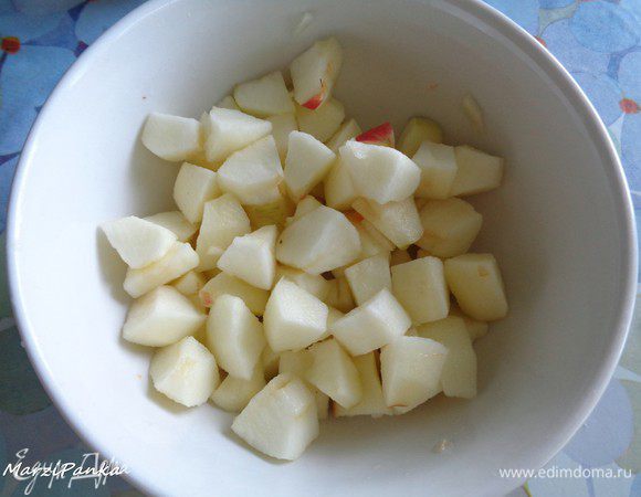 Яблоки очистить от кожуры, вынуть сердцевинки и порезать кубиком.