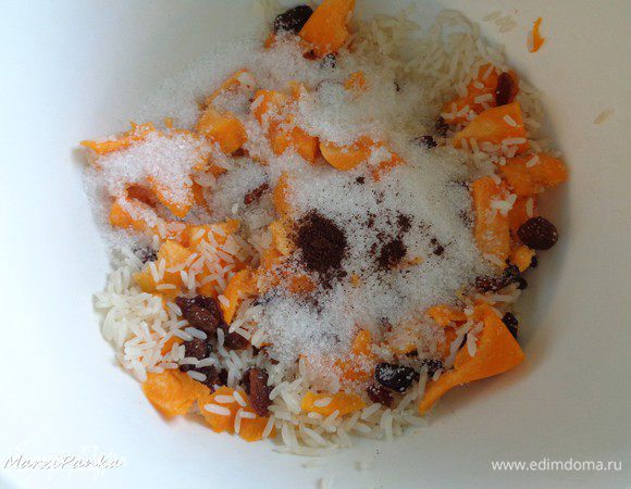 К нашей начинки добавляем сахар и ванильный порошок (у меня натуральная ваниль в виде пудры). Лучше, конечно же, использовать натуральную ваниль.