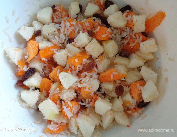 Добавляем к начинке порезанные яблоки.