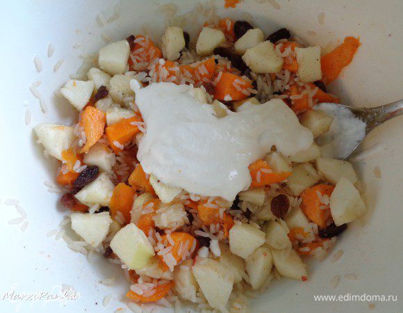 Затем сметану и хорошо все перемешиваем.