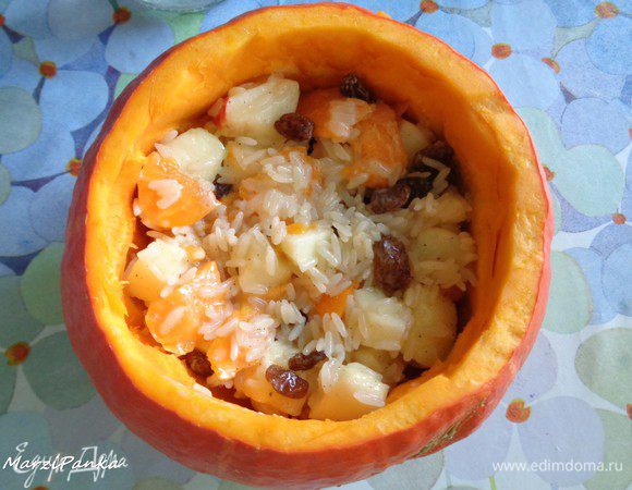 Начиняем нашу тыковку приготовленной начинкой (НЕ ДО краев).