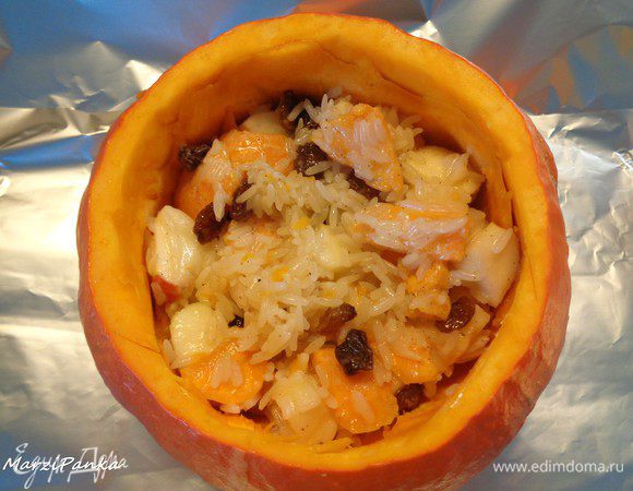 Противень застилаем бумагой для выпечки. Ложим сверху фольгу (у меня две полоски внахлест, чтобы хватило завернуть). Переносим начиненную тыкву.