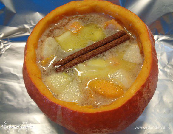 Ложим палочку корицы, кусочек сливочного масла и заливаем кипятком так, чтобы вся наша начинка была покрыта.