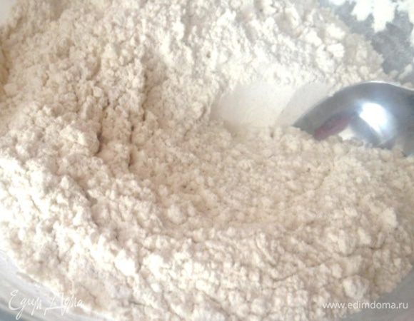 Смешать просеянную муку с дрожжами.