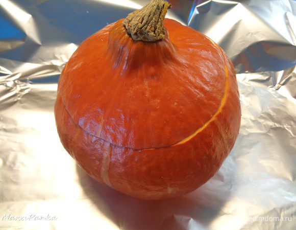 Накрываем тыкву срезанной крышечкой.