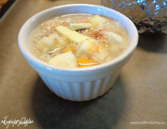 У меня осталось немного начинки. Я распределила ее на 2 кокотницы (НЕ ДО краев). Присыпала уже молотой коричкой, добавила по маленькому кусочку сливочного масла и залила кипятком.