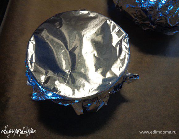 Прикрыть кокотницы сверху также фольгой.