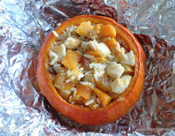 Поставить все в разогретую до 190 градусов духовку и запечь. 

Маленькие кокотницы приготовились за 45 минут, а сама тыква приготовилась за 1,5 часа.

У вас может уйти больше или меньше времени. Всё зависит от тыквы ( точнее её толщины) и, конечно же, от духовки. Если вода внутри почти вся выкипела, то пробуйте. Вполне возможно, что тыковка уже готова.