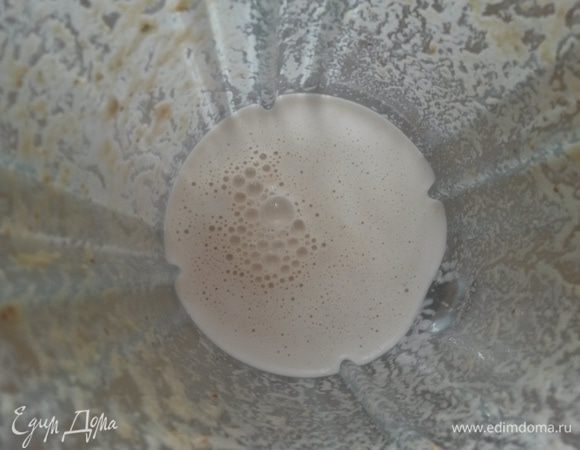 Готовим миндально молоко. Взбиваем в блендере миндаль и воду в течение нескольких минут. Готовое молочко можно процедить. Я этого не делаю.
Я готовлю этот смузи и на фундучном молоке. Тоже вкусно.