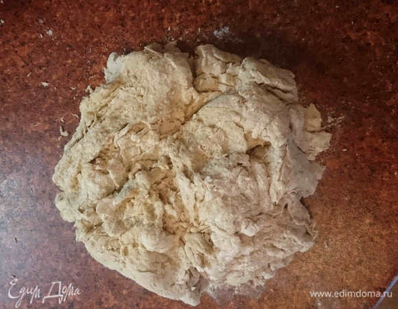 С технологией ручного замеса теста "от Бертине", наверное, знакомы многие. В этом же случае Вы не будете с самого начала иметь липкую субстанцию, которую невозможно оторвать ни от стола, ни от рук :) Цельнозерновая мука утяжелит тесто. 

Итак, дрожжи растереть с мукой, добавить соль и воду. Вот, что получилось после предварительного смешивания.