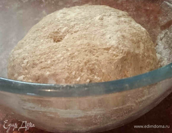 Припушим мукой комочек теста и миску, выложим тесто, накроем полотенцем и отправим в теплое место без сквозняков на 1 час.