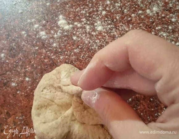 Теперь с каждым из кусочков проделаем следующие манипуляции:
1. Расплющим его в лепешечку
2. Края лепешечки по кругу будем складывать в самый центр (как бы заворачиваем).