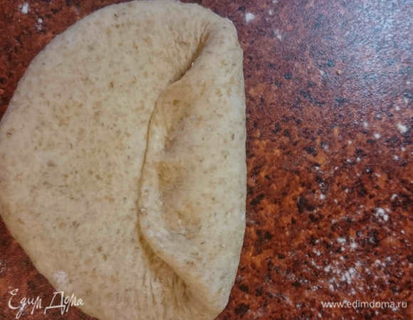 Противоположные края закладываем к середине и плотно запечатываем (ребром ладони удобно). Это с одной стороны.