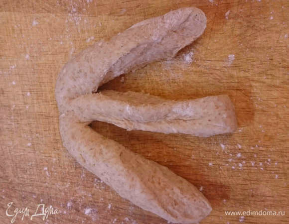 Острым ножом делаем два продольных разреза, не от самого основания.