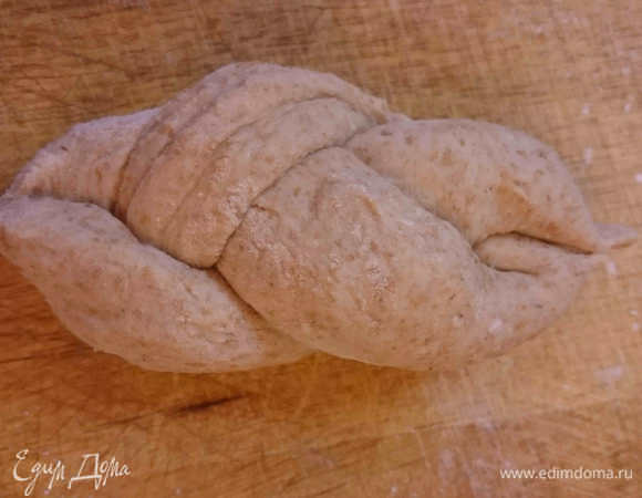 Плетем косичку и закрепляем кончики.