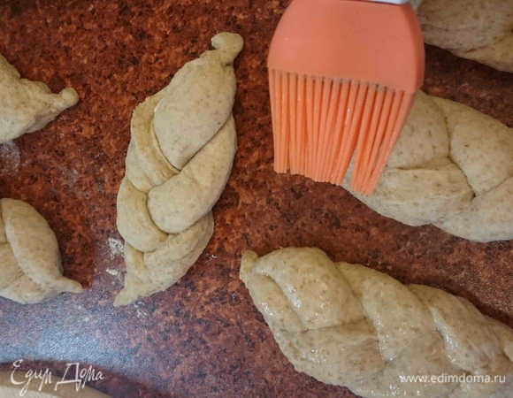 Смазываем наши косички водой.