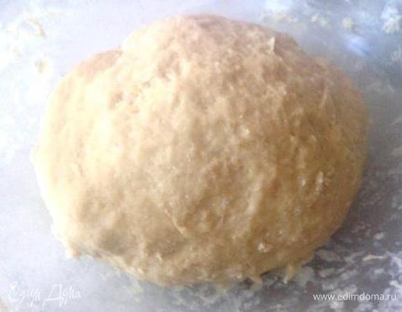 Добавить яйца, соль и сахар.
Влить слегка теплое молоко с растворенным в нем сливочным маслом.
Замесить тесто примерно в течение 5 минут, до однородности.
Накрыть и поставить на 30 мин. в теплое место, а затем на выбор:
1. либо 2 часа выдержать в теплом месте.
2. либо на 4 часа поставить в холодильник.
Тесто увеличится в объеме примерно в 4 раза.