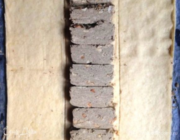 Убрать пока шоколад, а вместо него выложить нарезанную пластинами халву.