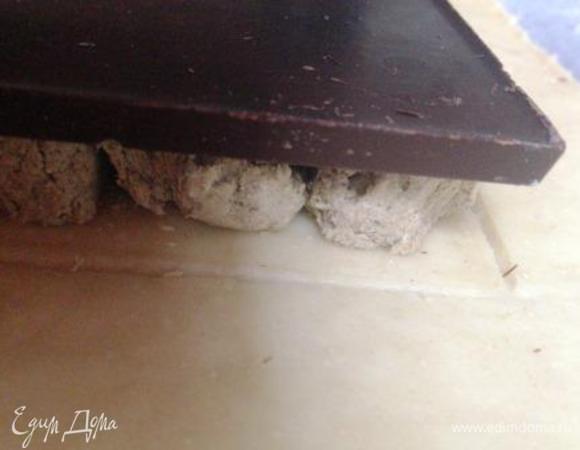 Шоколад выложить сверху на халву.