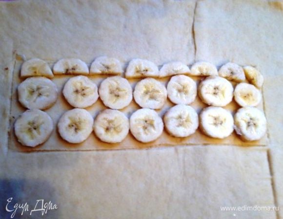 Накрываем нашу косу полотенцем и оставляем в теплом месте на 30 мин.
Готовим 2-ую точно такую же косу, только вместо халвы укладываем нарезанный колечками банан. В остальном все точно так же, как и в первом варианте. Спустя 30 минут смазываем углы яичным желтком и отправляем в разогретую (у меня до 200 градусов) духовку на 20-30 минут до румяности.