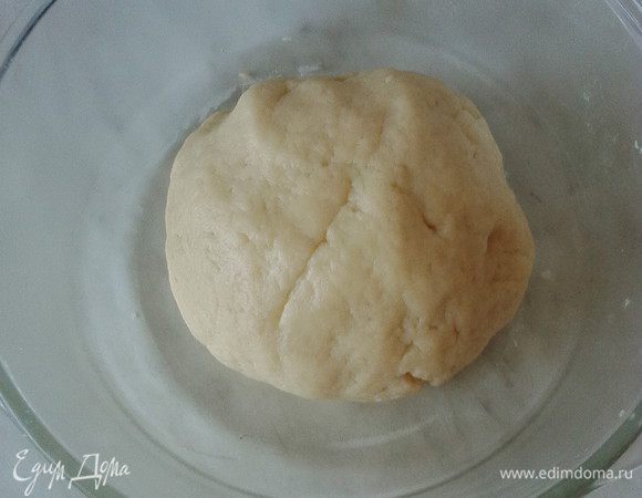 Замесить тесто и сформировать из него шар, накрыть пленкой. Убрать в холод на 30 минут.
