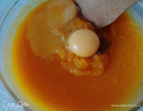К тыквенному пюре (я нарезала тыкву на кусочки и отправила в микроволновку на 5–8 минут, а затем с помощью блендера сделала пюре) добавить 2 желтка, взбить.