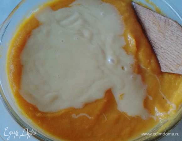 Добавить к этой смеси сгущенку, мускат, имбирь, корицу, цедру одного крупного апельсина.